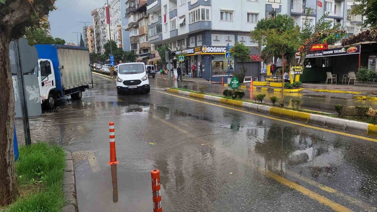 Aydın'da Aniden Bastıran Sağanak 15 Dakika İçinde Yolları Göle Çevirdi