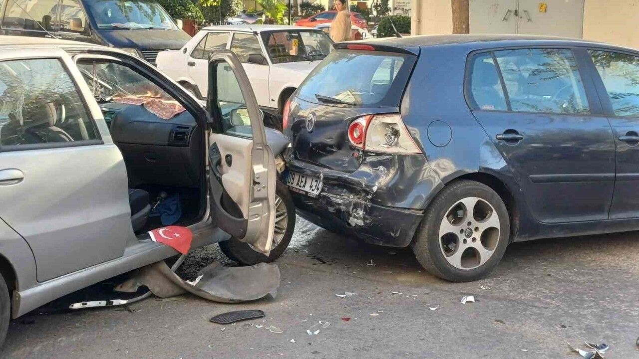 Aydın'da freni tutmayan otomobil park halindeki üç araca çarptı — 1 yaralı