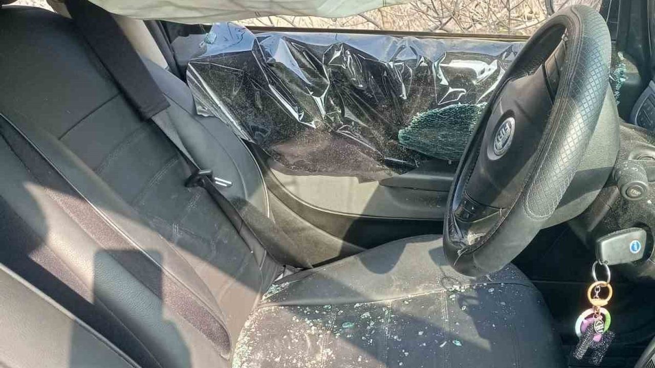 Aydın Efeler’de kontrolden çıkan otomobil toprak alana çarptı: 3 yaralı