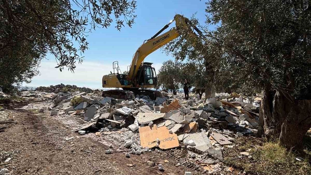 Ayvacık'ta Ekim Ayında 121 Kaçak Yapı Yıkıldı