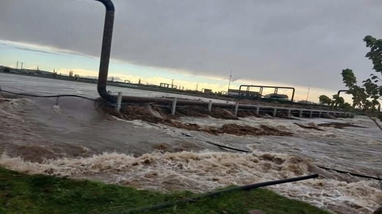 Ayvacık'ta Tuzla Çayı taştı, tarım arazileri sular altında kaldı