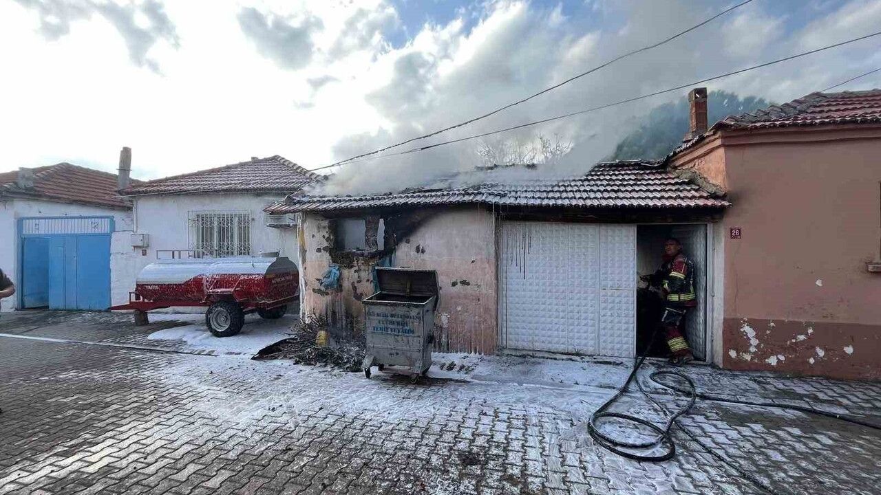 Ayvalık'ta depo yangını itfaiye ekipleri tarafından söndürüldü