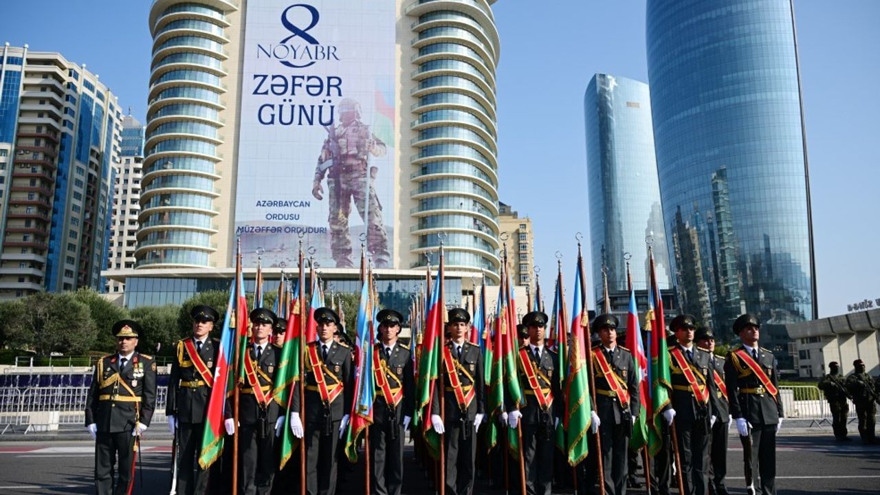 Azerbaycan 8 Kasım Zafer Günü’nü Bakü’de askeri geçitle kutladı