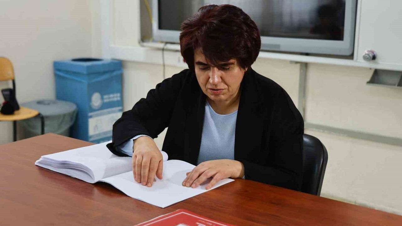 Azmin ışığı: Görme engelli öğretmen Züleyha Eker 22 yılda 300 öğrenciye yol gösterdi