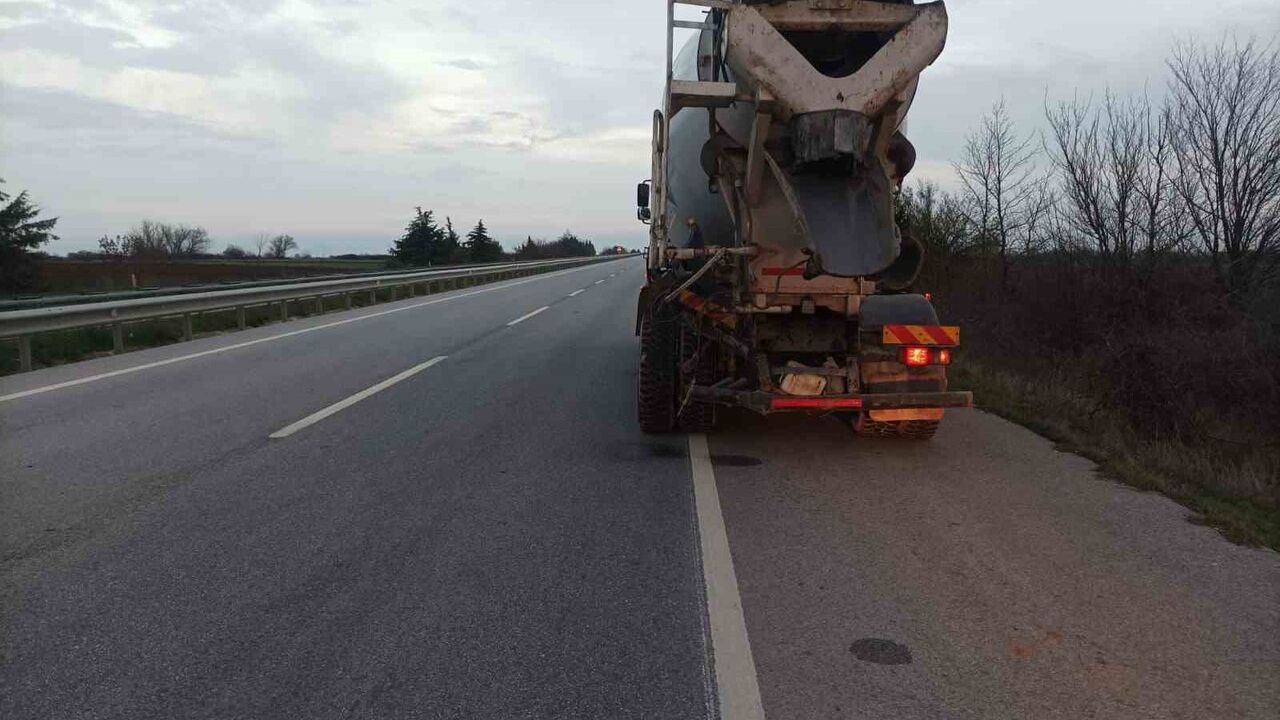 Babaeski'de beton mikseri ile otomobil çarpıştı