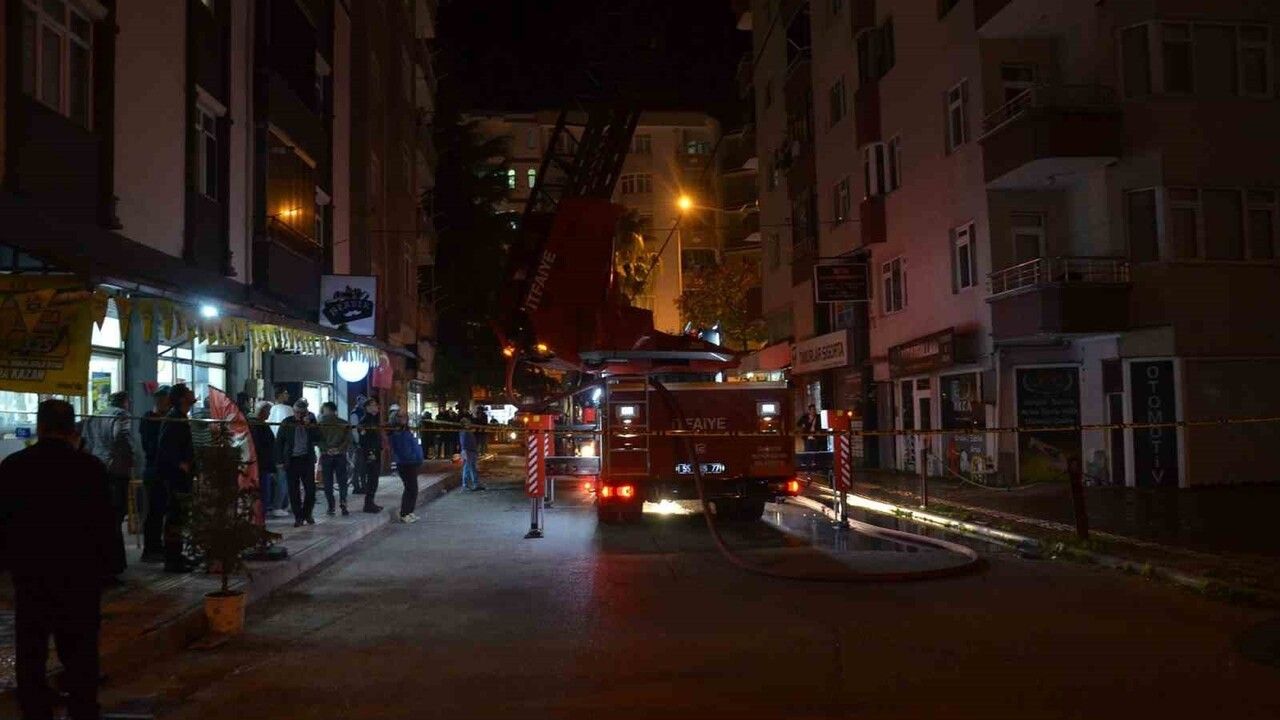 Bafra'da 7 Katlı Binanın Çatı Katında Yangın
