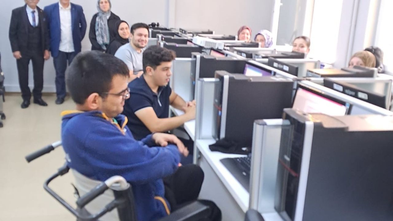 Bafra'da engellilere yönelik Bilgisayar İşletmenliği Kursu başladı