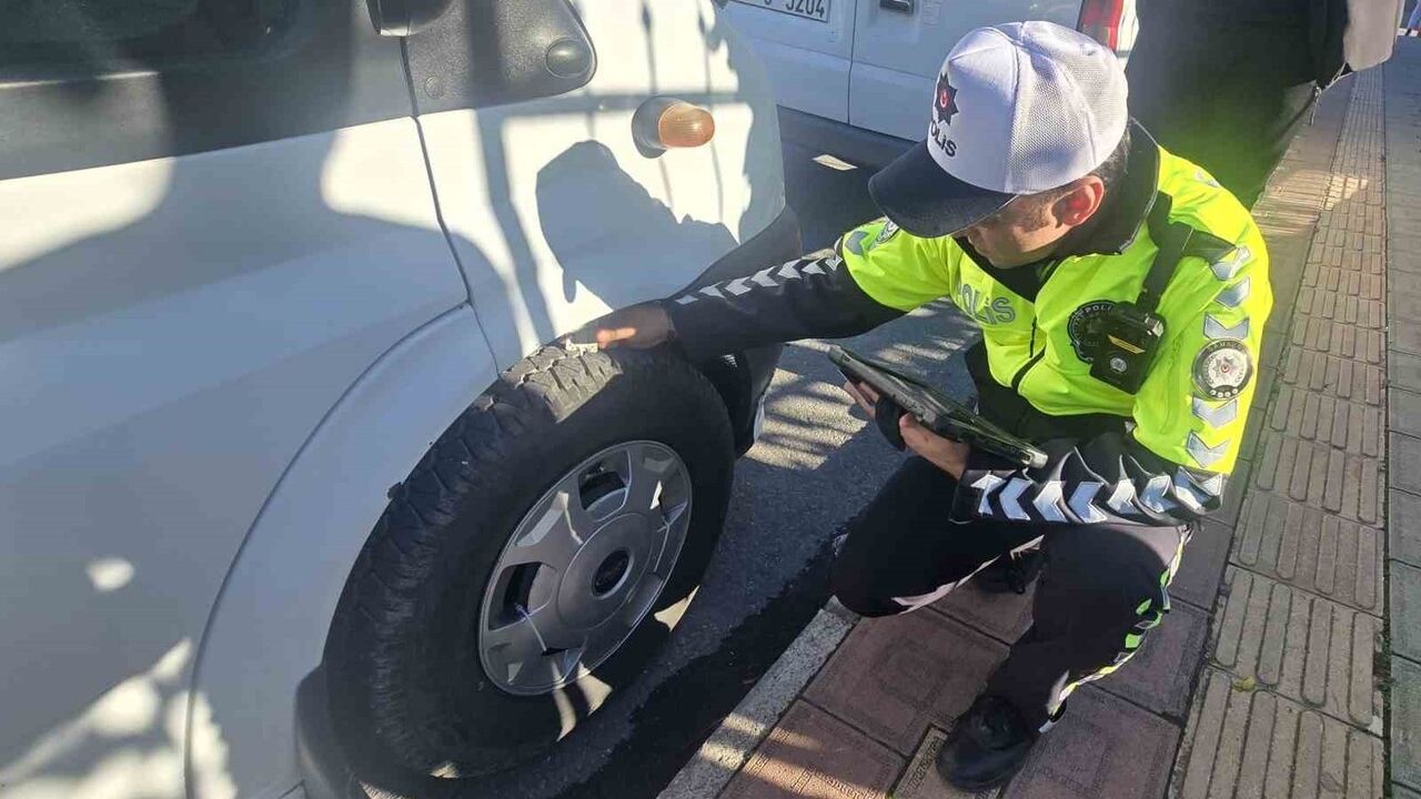 Bafra'da kış lastiği denetimi: 59 servis aracı kontrol edildi