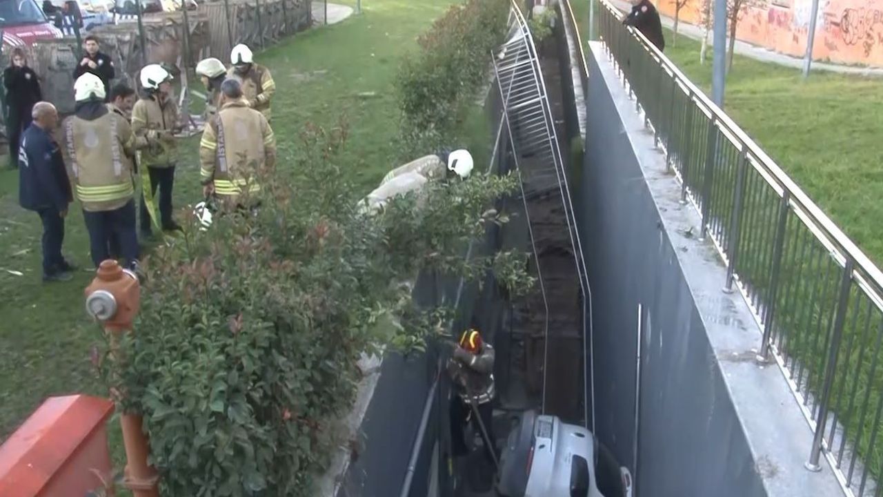 Bahçelievler'de otoparktan çıkan otomobil korkulukları aşarak boşluğa düştü