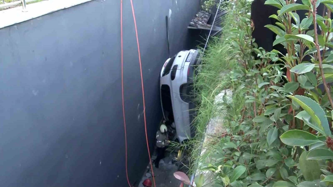 Bahçelievler'de sürücü kontrolünü kaybedip çok sayıda araca çarpıp boşluğa düştü