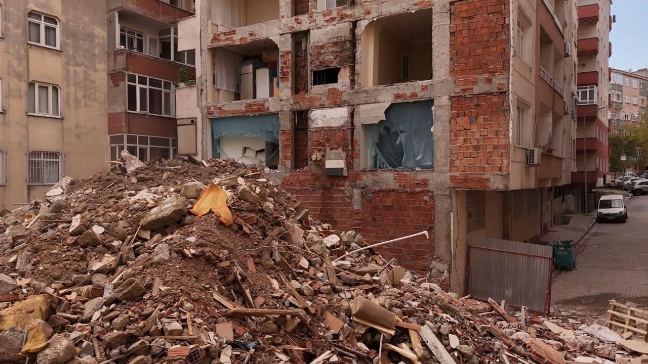 Bahçelievler'de yıkım sonrası bitişik binada duvarların olmadığı ortaya çıktı