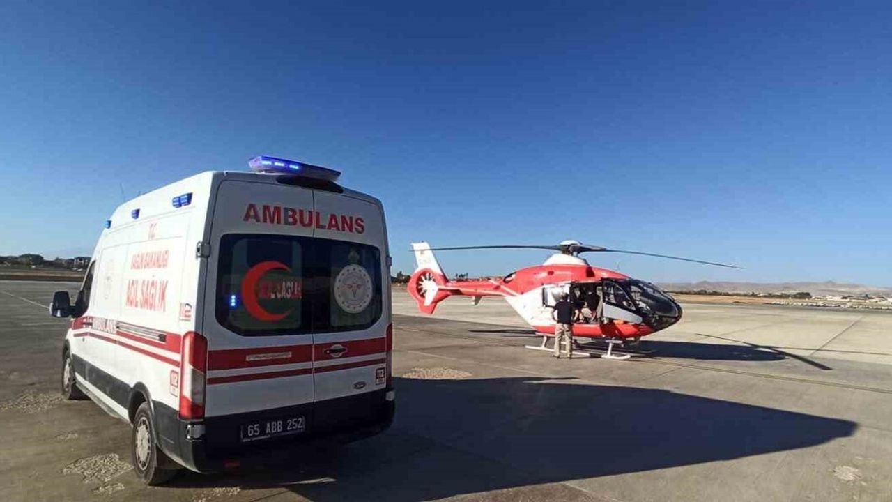 Bahçesaray’da kalp krizi geçiren hasta helikopter ambulansla Van’a sevk edildi