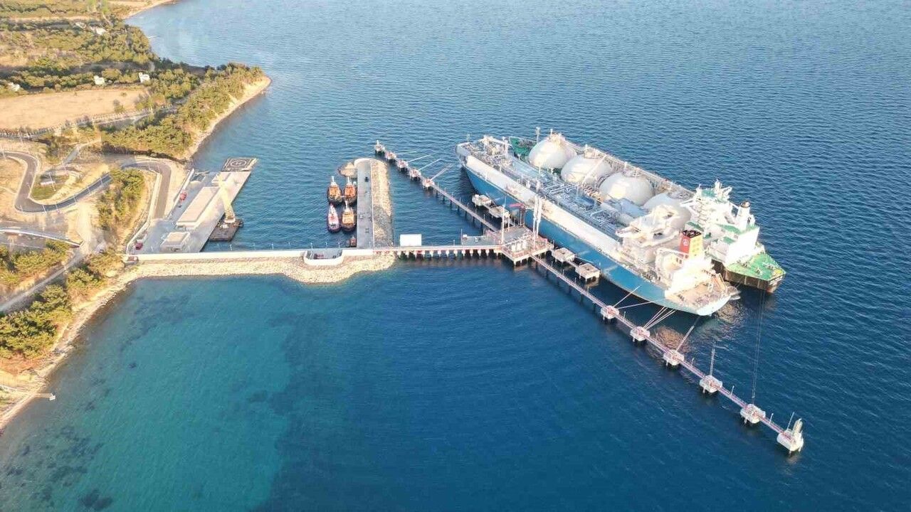 Bakan Bayraktar: Türkiye LNG ile doğal gaz ihtiyacının yarısını gemilerle karşılayabilir