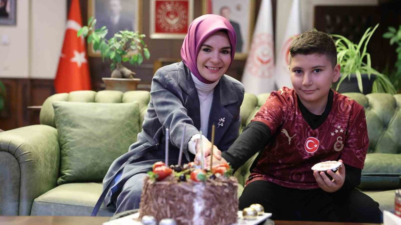 Bakan Göktaş, şehit Yüzbaşı Alper Kocaman’ın oğlunun doğum gününü Bakanlıkta kutladı