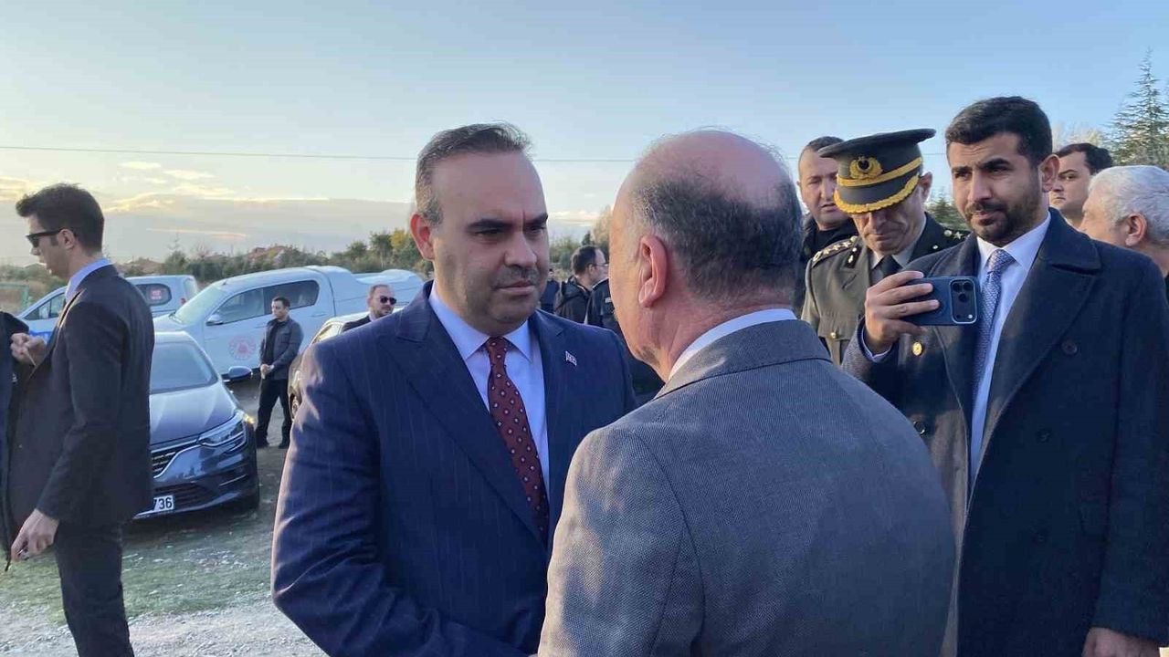 Bakan Kacır’tan Şehit Astsubay Burak İbbiği’nin Ailesine Taziye Ziyareti