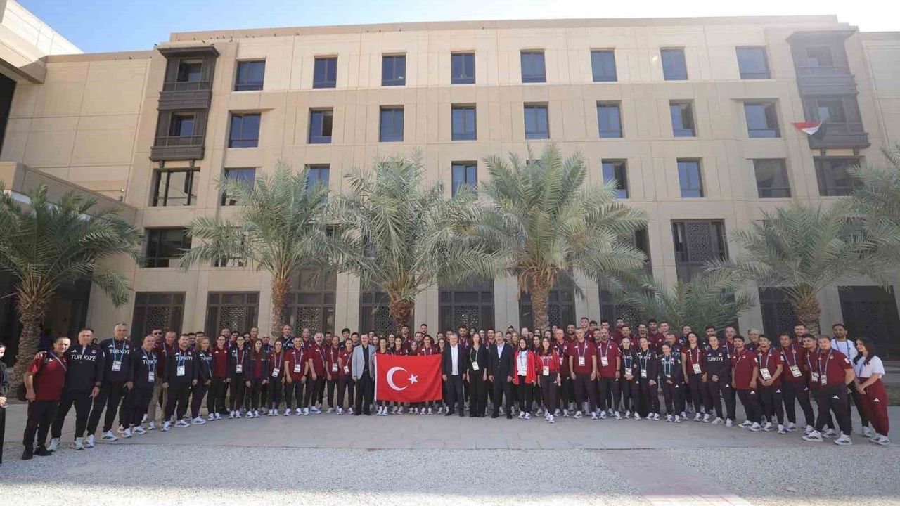 Bakan Osman Aşkın Bak, Riyad’da milli sporcularla bir araya geldi