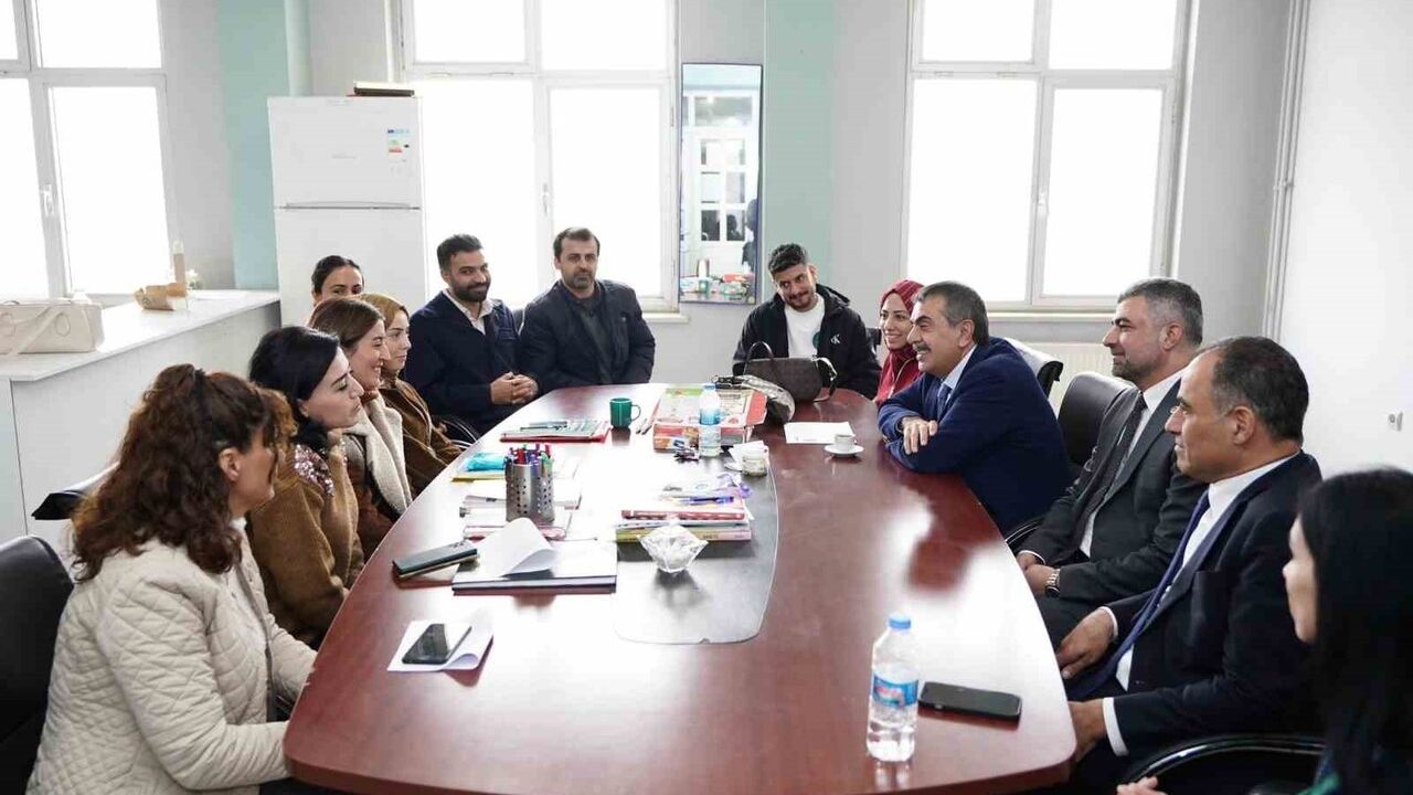 Bakan Yusuf Tekin, Çınar’daki Yuvacık İlkokulunu Ziyaret Etti