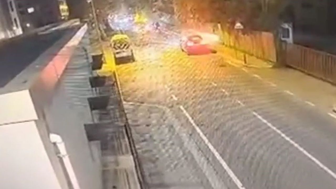 Bakırköy'de Motosiklet Kazası: İş Makinesine Çarpan Sürücü Yaralandı