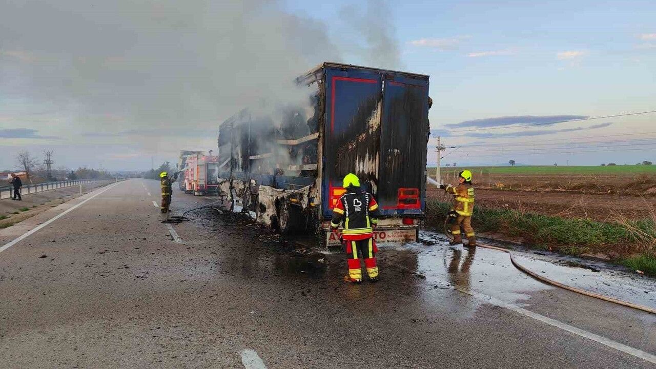 Balıkesir-Bandırma karayolunda karton yüklü tır dorsesinde yangın