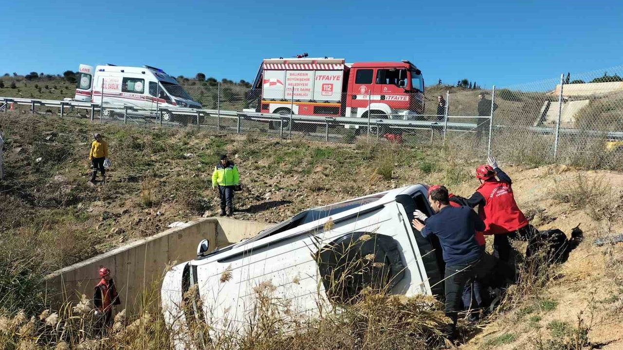 Balıkesir Kayalıdere'de ticari araç şarampole uçtu: 1 yaralı