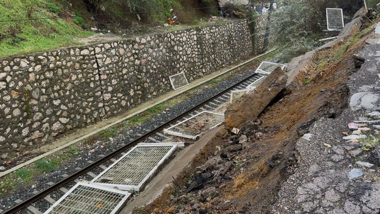 Bandırma'da tren yolu istinat duvarı çöktü