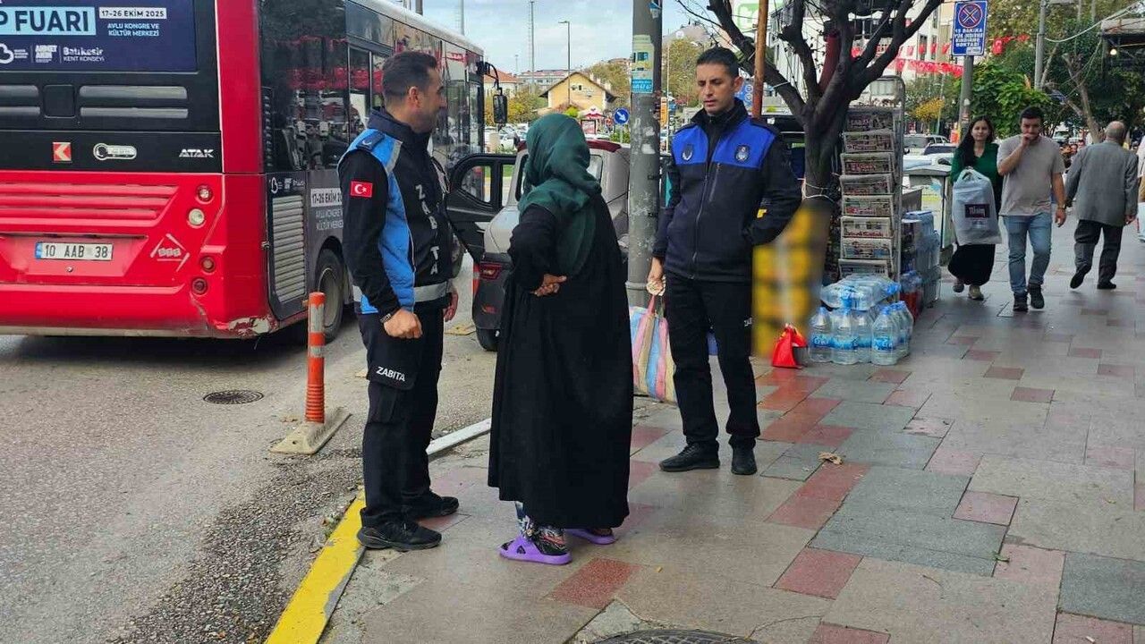 Bandırma’da zabıta ekipleri dilenciyi suçüstü yakaladı