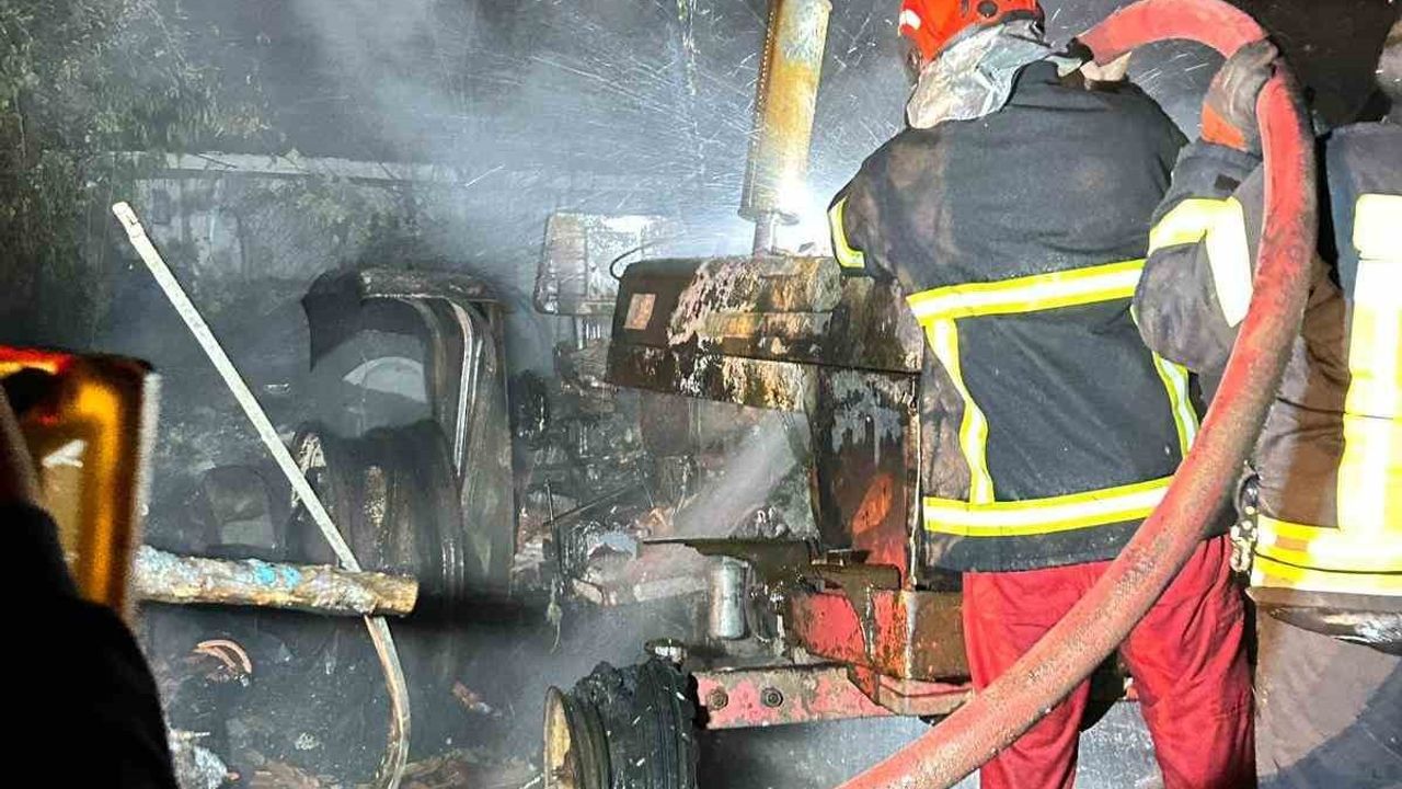 Bartın'da garaja yıldırım düştü: 2 araç kullanılamaz hale geldi