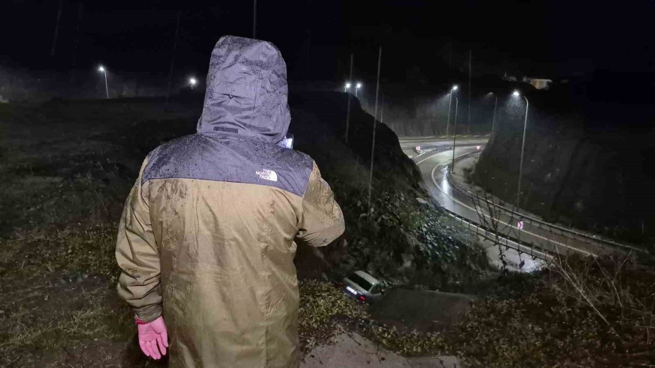 Bartın'da yağış nedeniyle viyadükten uçan otomobil: 1 yaralı