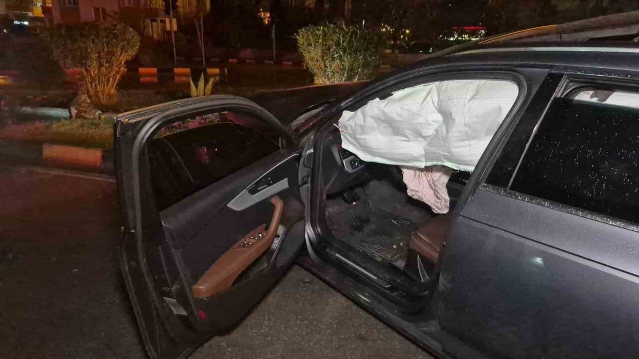 Bartın'da yağışta kayan araç trafik ışığı direğini devirdi, sürücü kaçtı