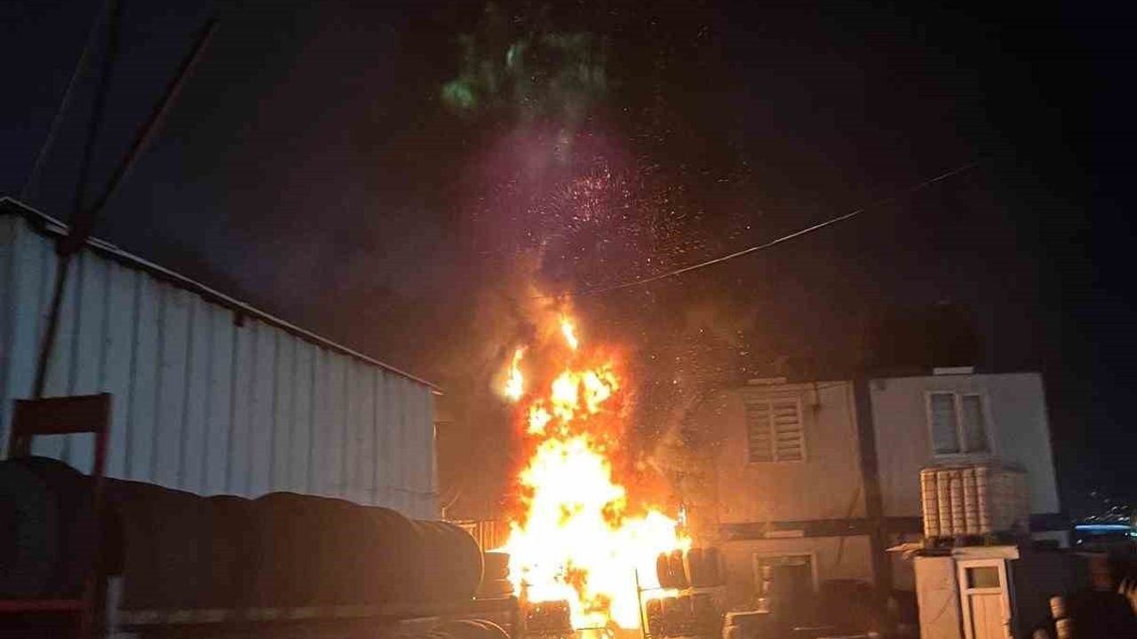 Başakşehir'de hurdacıdan çıkan soba yangını lastikçiye sıçradı