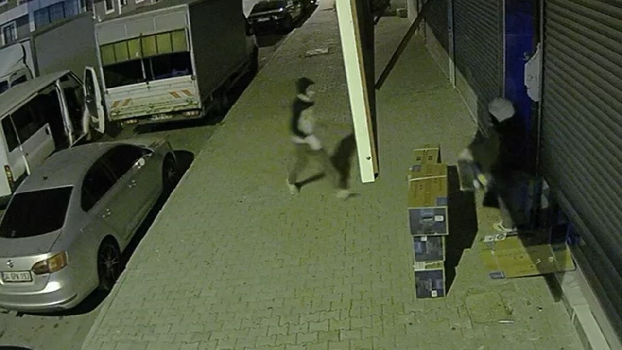 Başakşehir'de sabaha karşı klima hırsızlığı kamerada