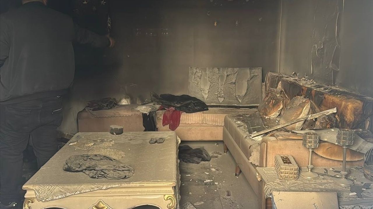 Başakşehir'deki Site Yangını: 2 Kişi Hastaneye Kaldırıldı