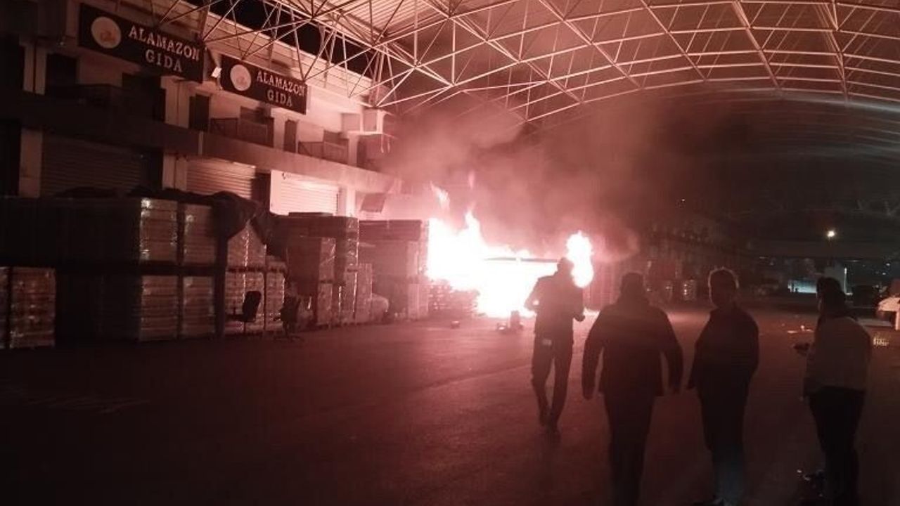 Başakşehir İGTOT'ta palet yangını park halindeki minibüse sıçradı