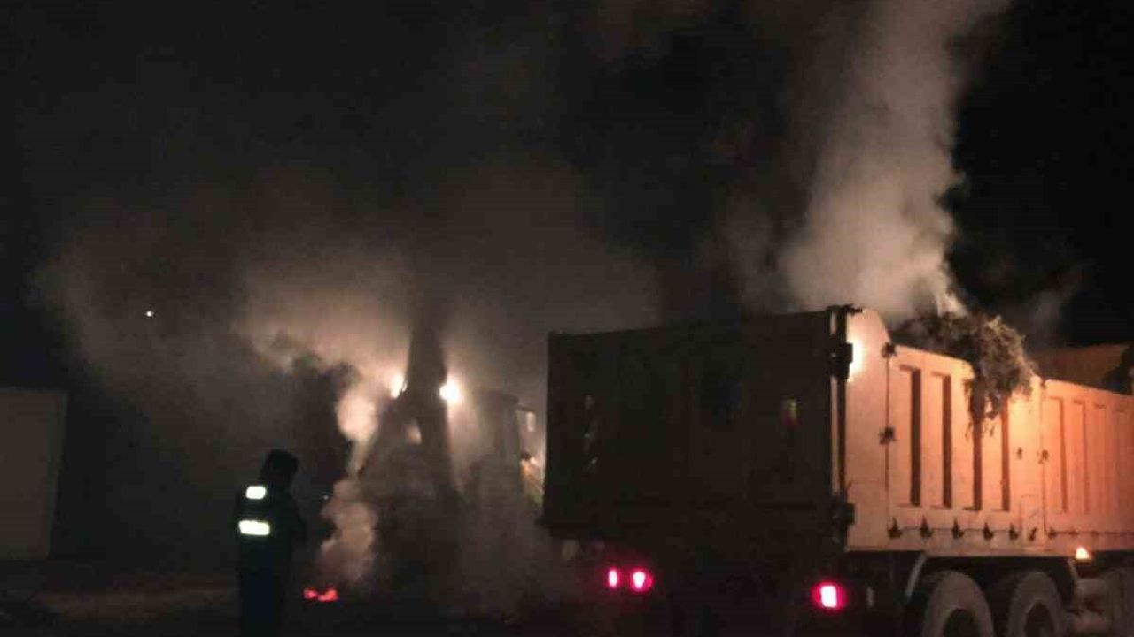 Başkale'de samanlık yangını itfaiye ve iş makineleriyle söndürüldü