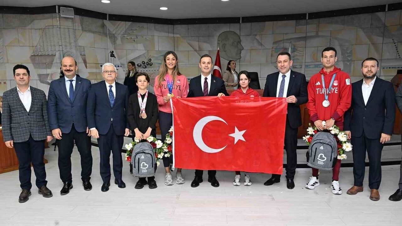 Başkan Akın, Dünya ve Ulusal Başarılarıyla Öne Çıkan Milli Sporcuları Kabul Etti