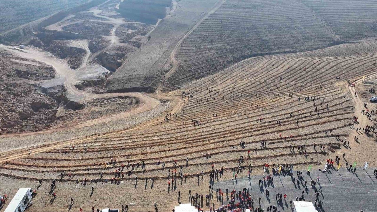 Başkan Altay, 'Geleceğe Nefes, Konya’ya Hayat' programında öğrencilerle 15 bin fidan dikti