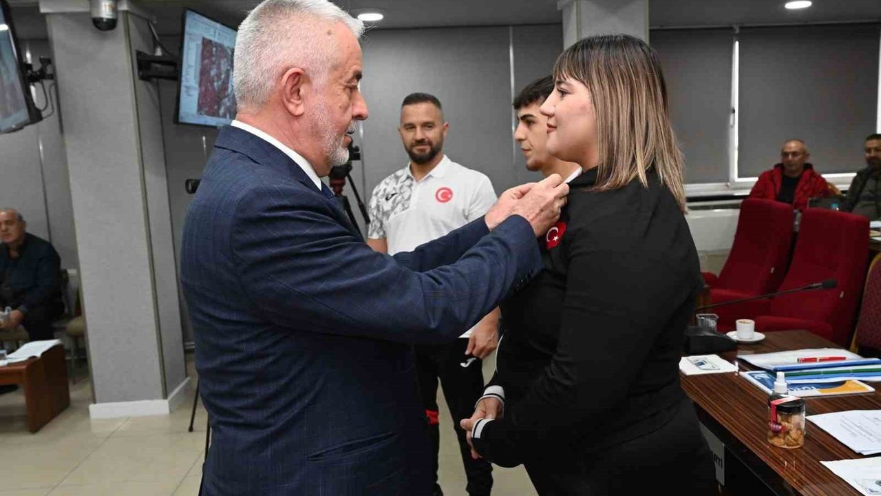 Başkan Başdeğirmen’den milli haltercilere altın ödül