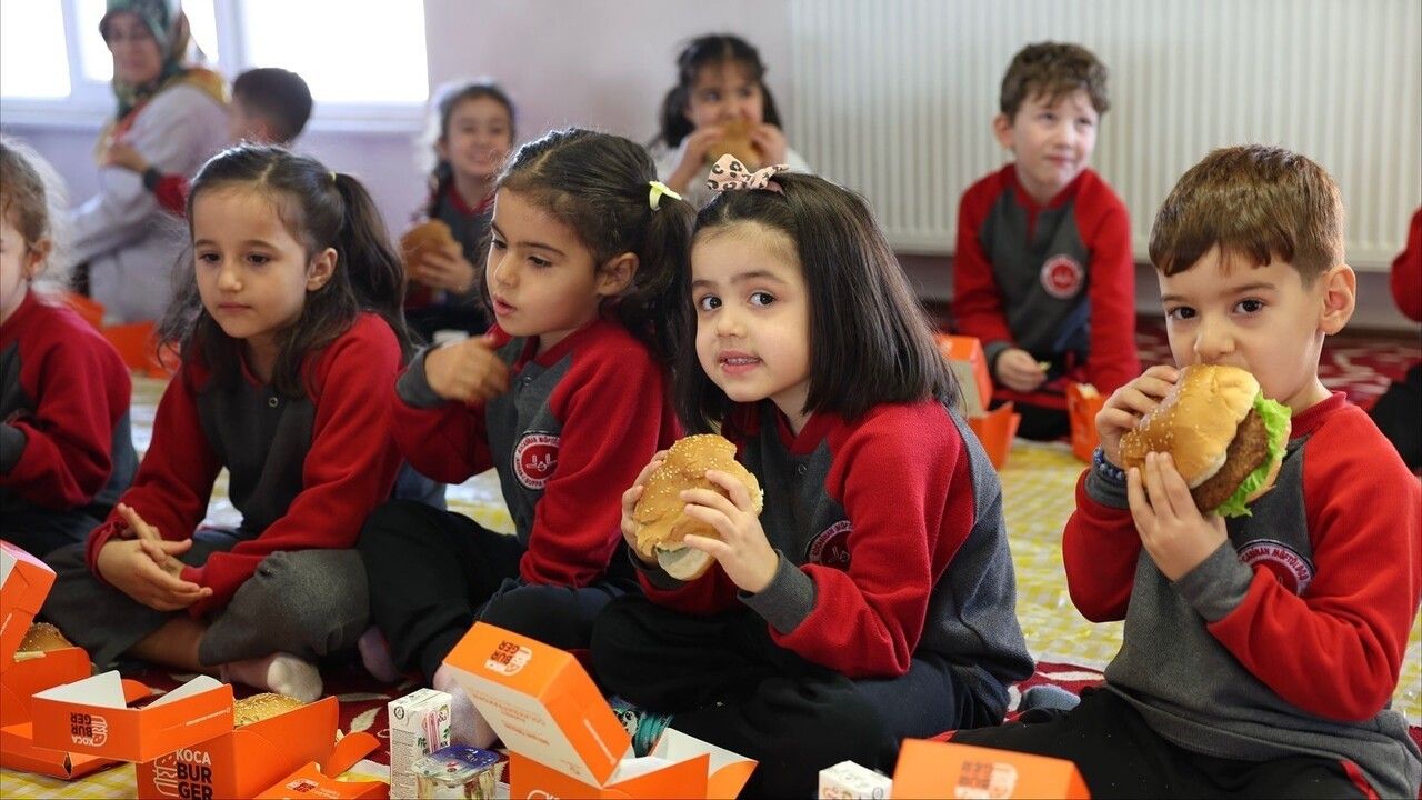 Başkan Çolakbayrakdar: Çocukların gülüşü çalışma azmimizin kaynağı