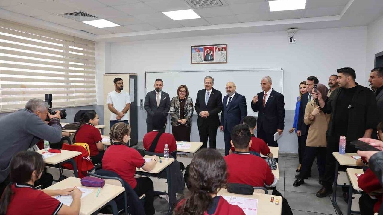 Başkan Fatma Şahin, Gaziantep’te İlk Deneme Sınavında Öğrencilerle Buluştu