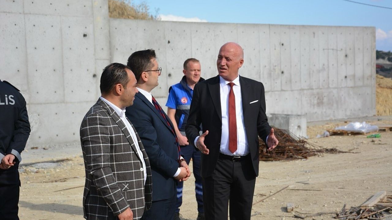 Başkan Kumral Babadağ'da sosyal tesis ve spor sahası projelerini inceledi