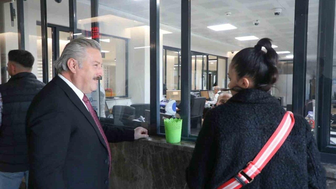 Başkan Palancıoğlu veznede emlak vergisini ödedi