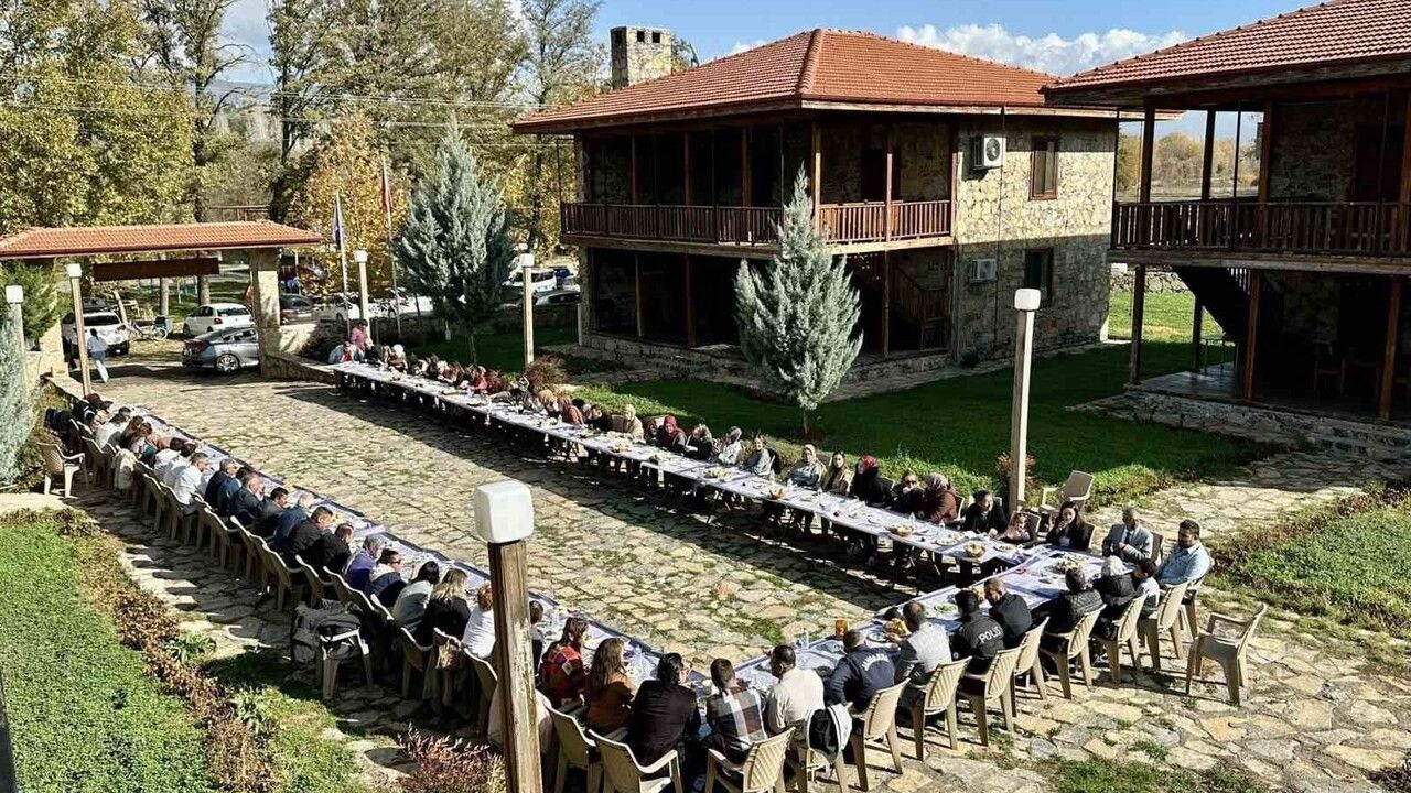 Başkan Pütün, Beyağaç'ta Öğretmenlerle Öğle Yemeğinde Buluştu