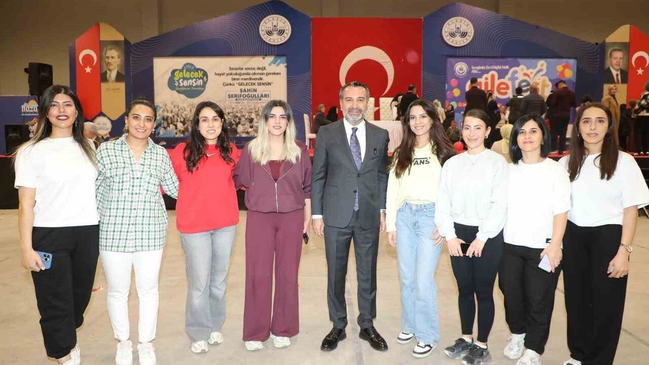 Başkan Şerifoğulları AileFest’te ailelerle buluştu, genç çiftin nikahını kıydı