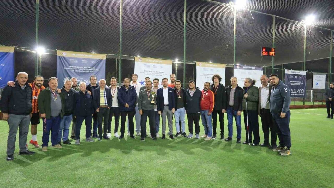 Başkan Tatık 2. Nikferliler Halı Saha Turnuvası Kupa Töreninde