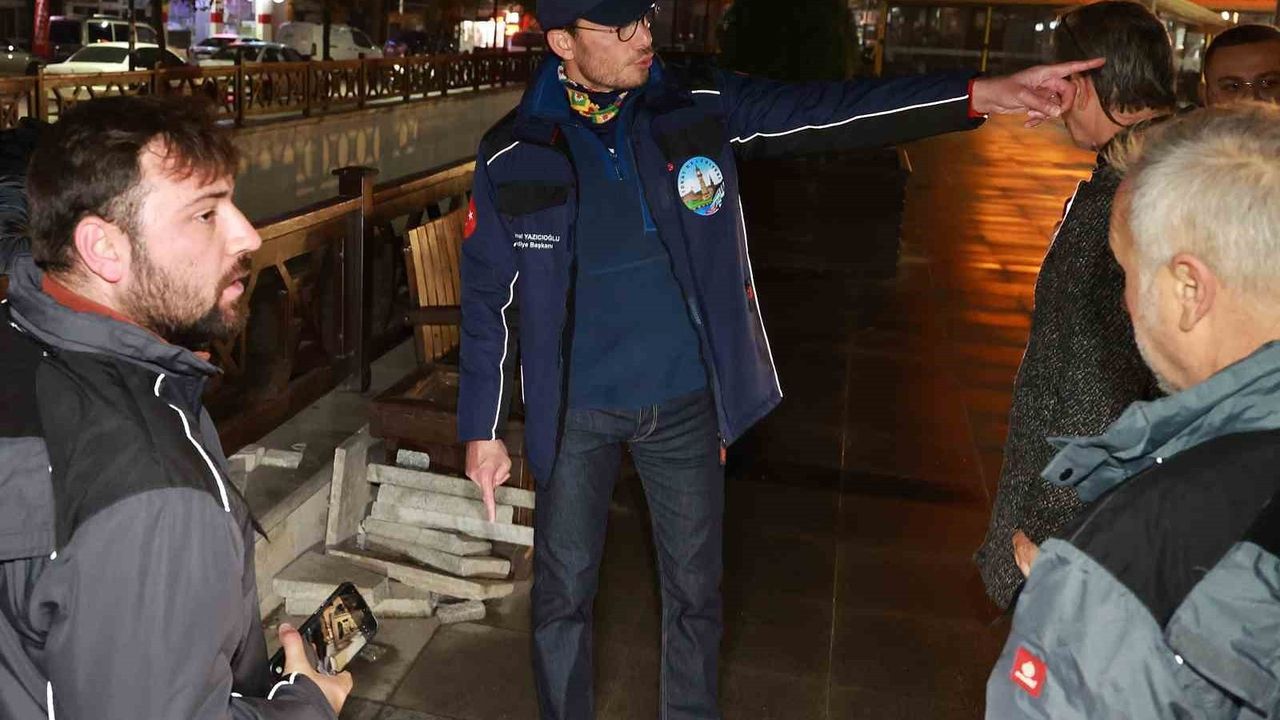 Başkan Yazıcıoğlu gece yarısına kadar Semerkant ve Gülbaharhatun mahallelerini gezdi