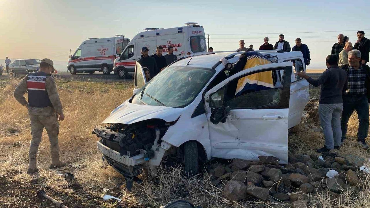 Başyurt'ta hafif ticari araç tarlaya uçtu: 3 kişi yaralandı