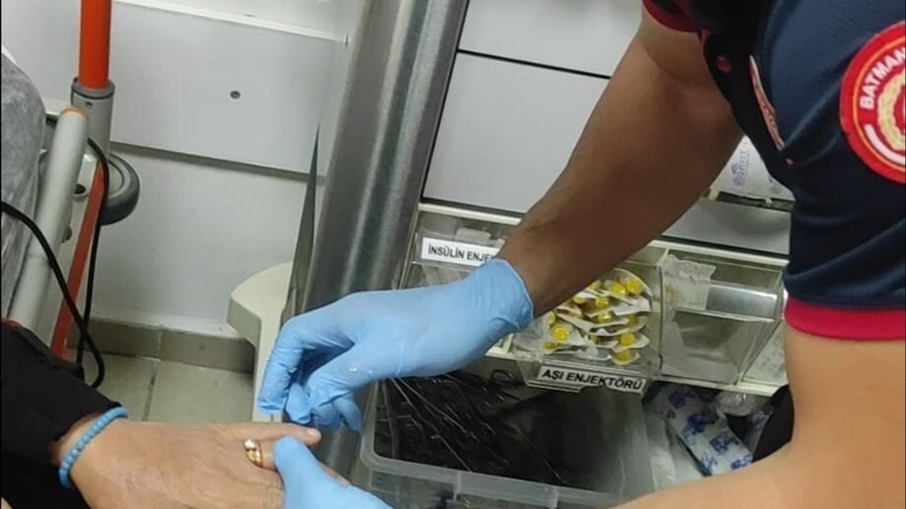 Batman'da itfaiye ve sağlık ekipleri ortak operasyonla yüzük çıkardı