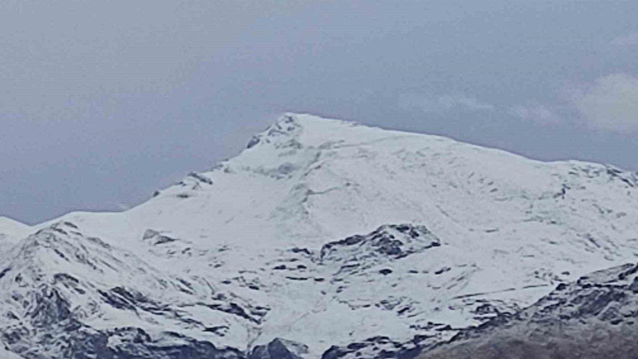 Batman'da Meretto Dağı'na Mevsimin İlk Karı Düştü
