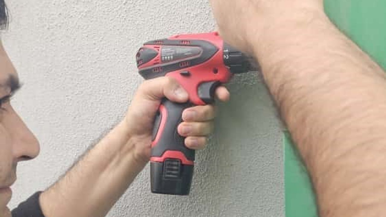 Batman'da Pınarbaşı Taziye Evi'nde Kompozit Kolonlara Sıkışan Kuş Kurtarıldı