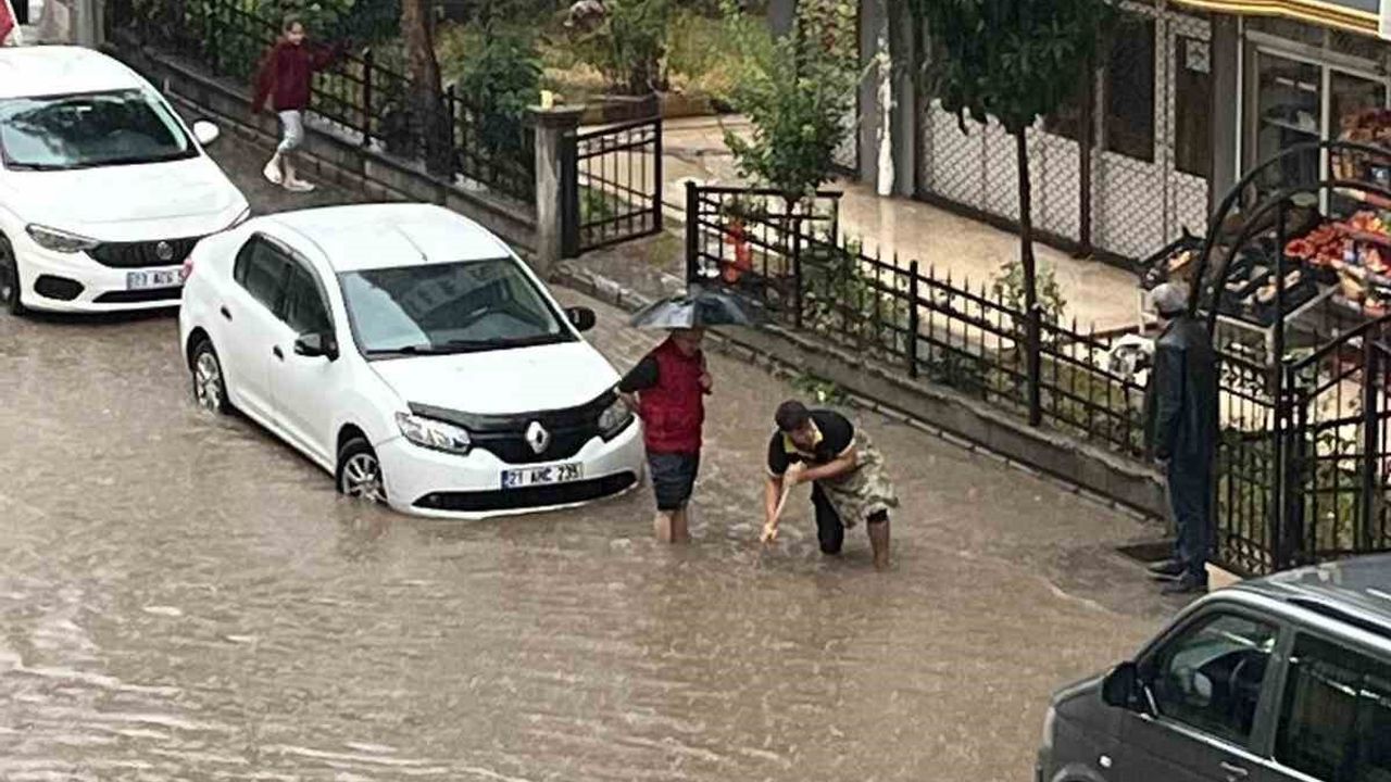 Batman’da sağanak sonrası rögar kapakları vatandaş tarafından açıldı